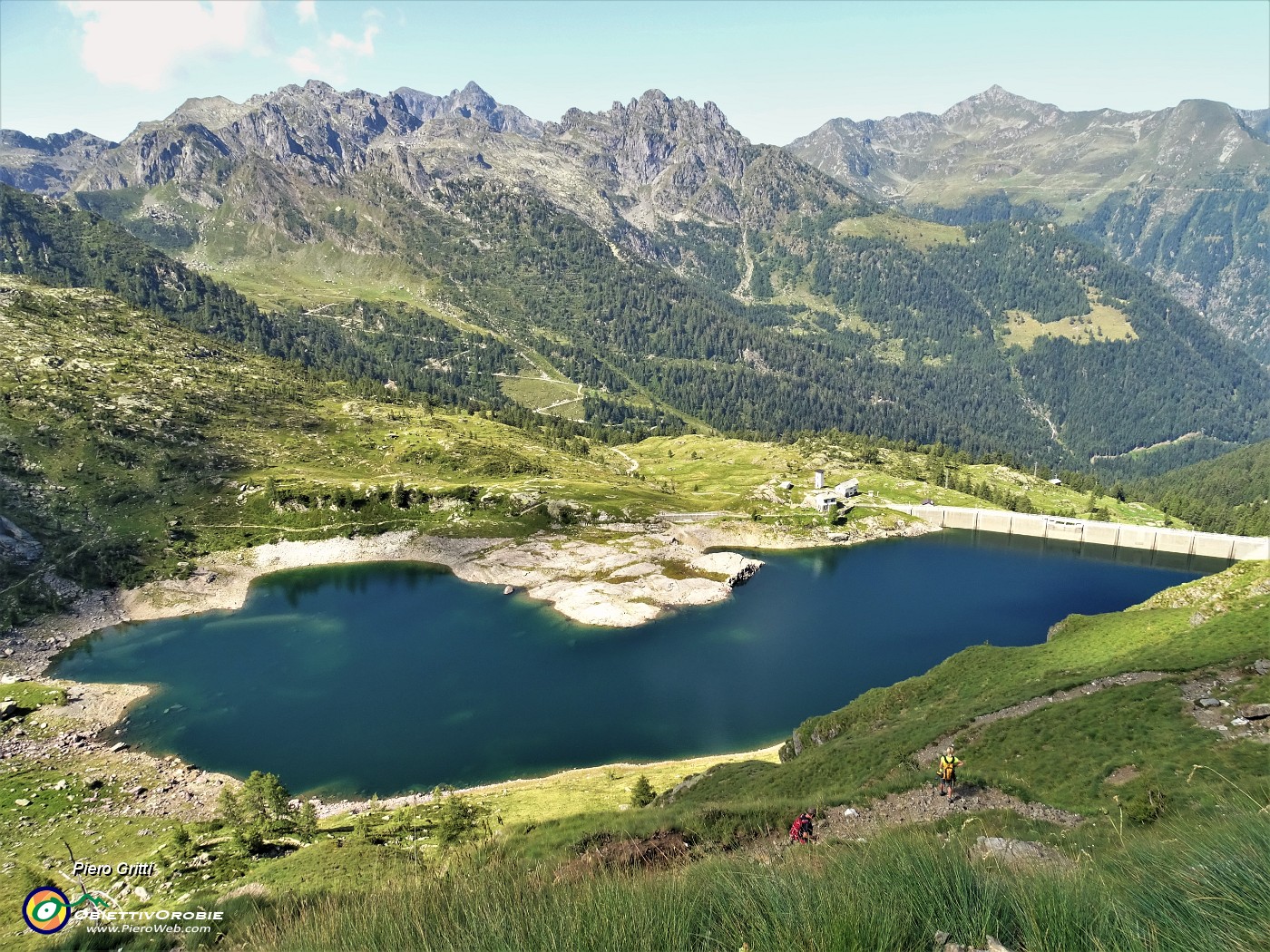 41 Lago di Pescegallo, incastonato in una splendida conca circondata da alte cime.JPG